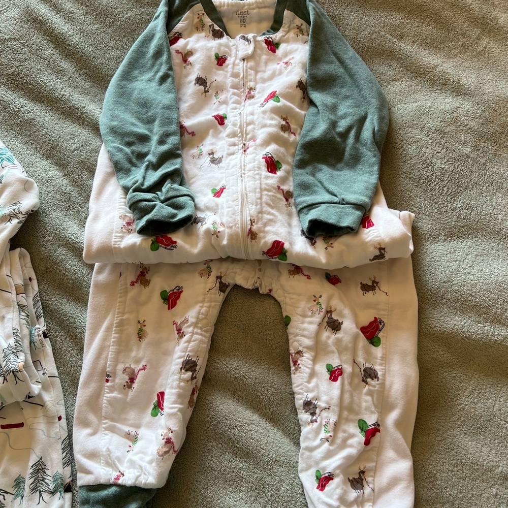 Set of 2! Nest Designs Toddler Sleepsuit, size 3T-4T - Picture 3 of 6